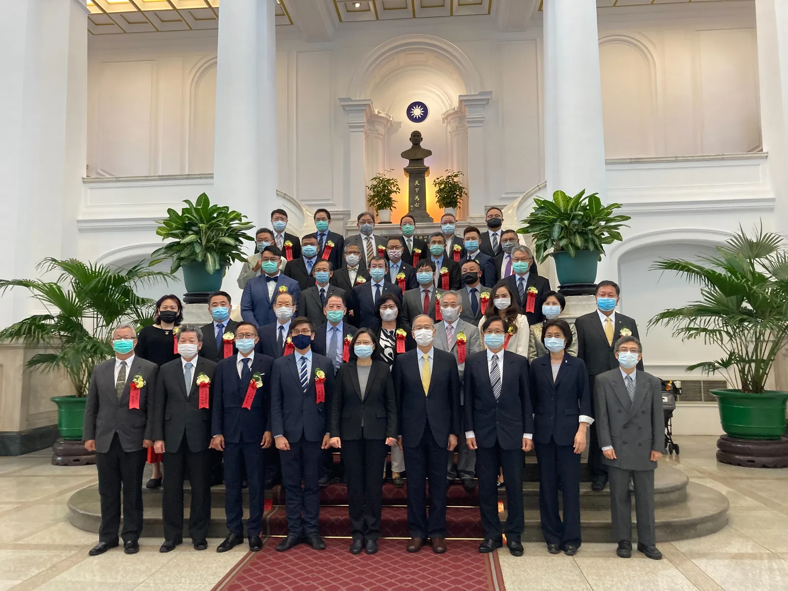 第22屆國家建築金質獎獲總統 蔡英文肯定,並於總統府受邀接見。與總統大合照(上圖)