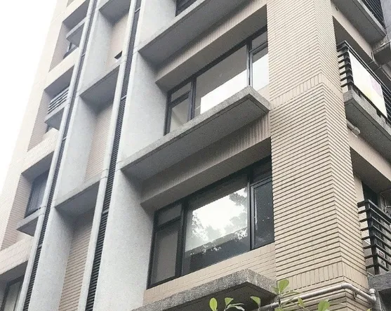 窗戶上方突出的遮雨板