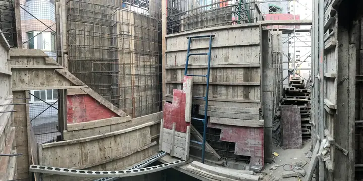 三樓牆面模板完成