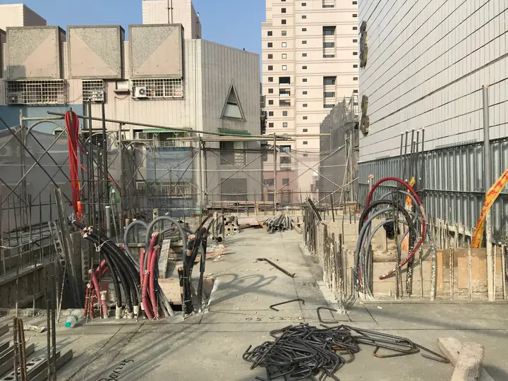 四樓頂版露台地坪拉絲