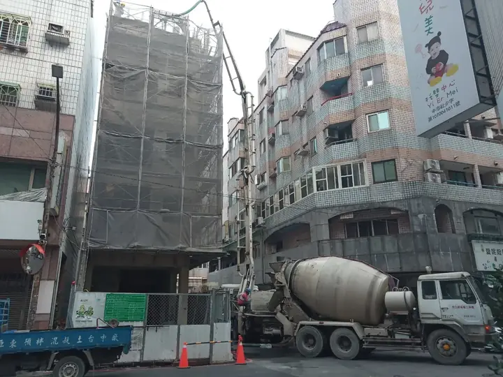 PUMP車灌漿作業中