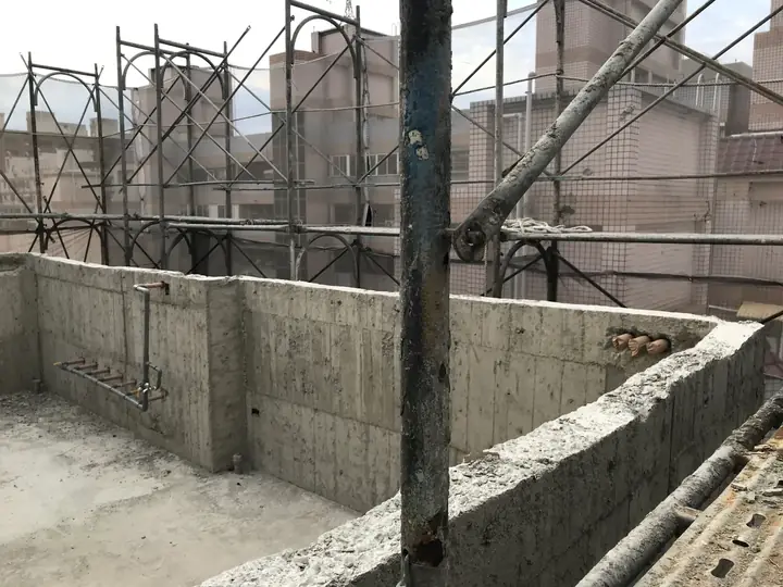 結構完成。屋頂一隅。