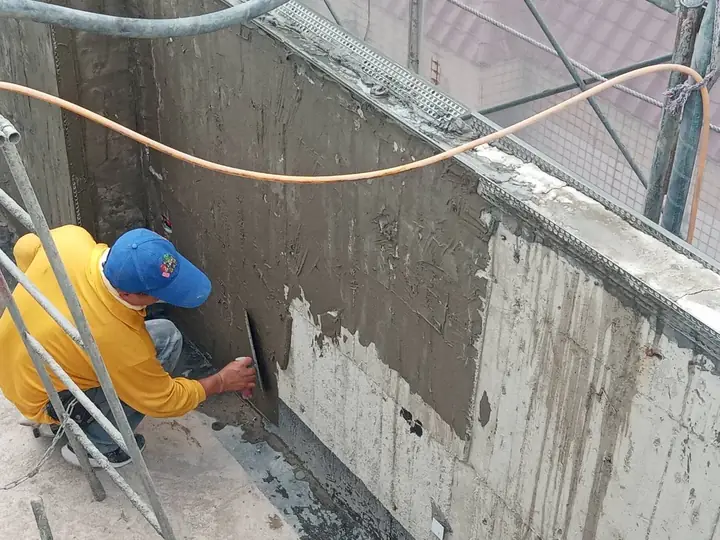 外牆泥作打底黏著劑施作