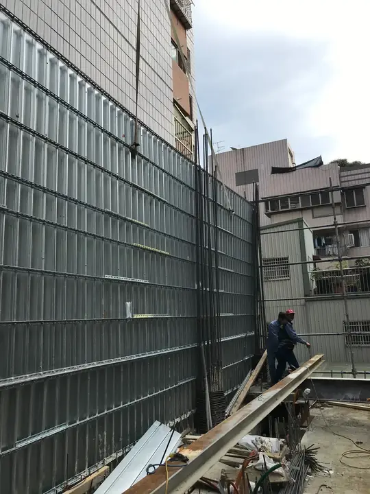 鄰房鐵製免拆模板組立