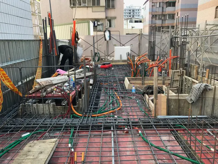 二樓頂版鋼筋綁紮與水電施工