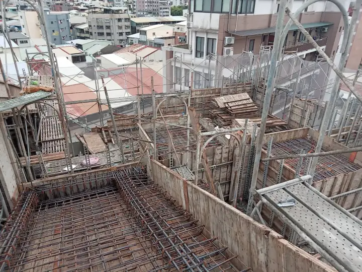 屋頂框架鋼筋完成