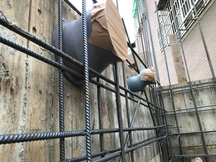 外牆「偏心導水」穿牆排風管