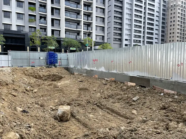 鄰地擋土設施