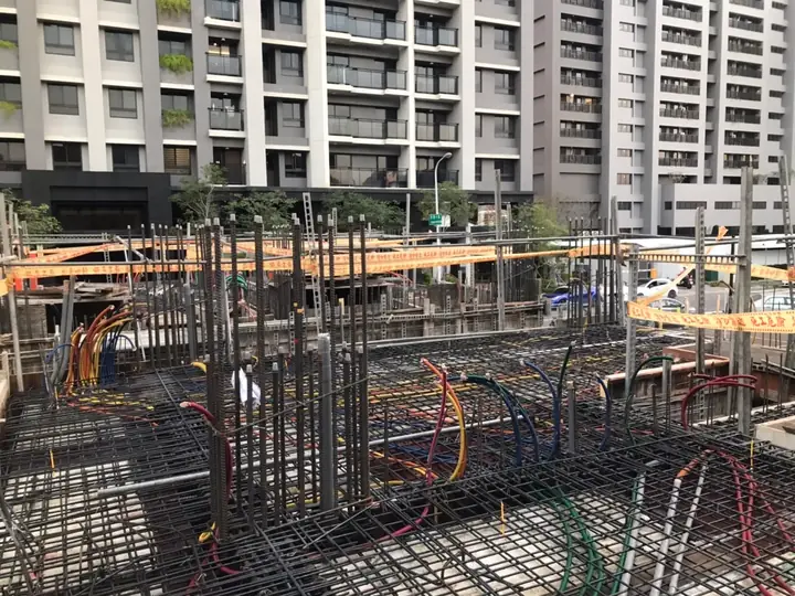 樓板鋼筋與水電完成清潔