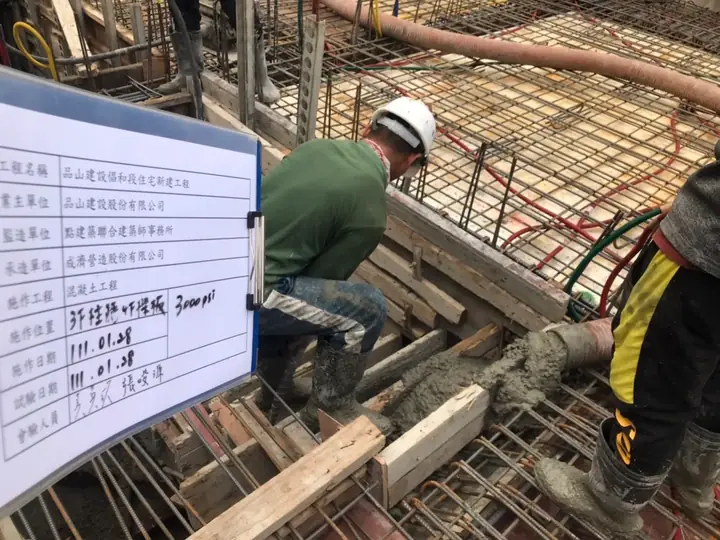 3到4樓樓梯灌漿作業中