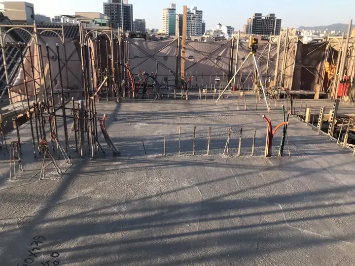屋突二層放樣作業
