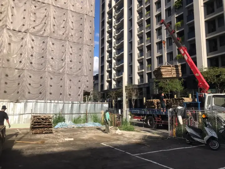 結構完成，模板吊離工地。