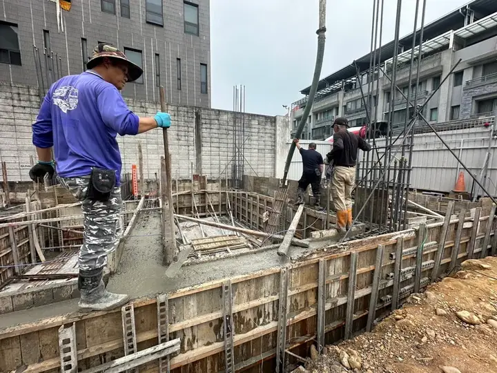 地樑灌漿作業