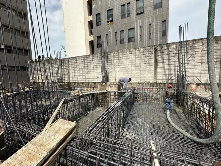 基礎板灌漿作業
