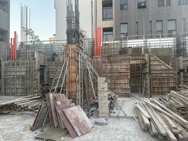 1F牆面模板組立