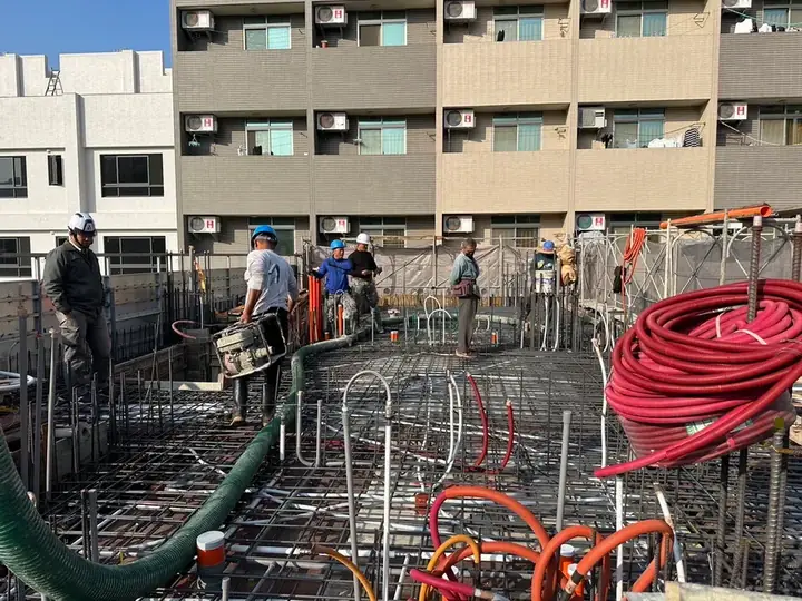 2樓頂版灌漿作業