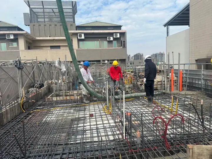 4樓頂版灌漿作業中