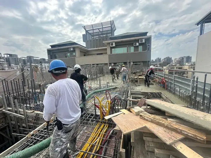 4樓頂版灌漿作業中