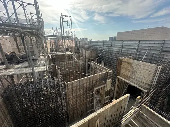 屋突1層牆面鋼筋綁紮