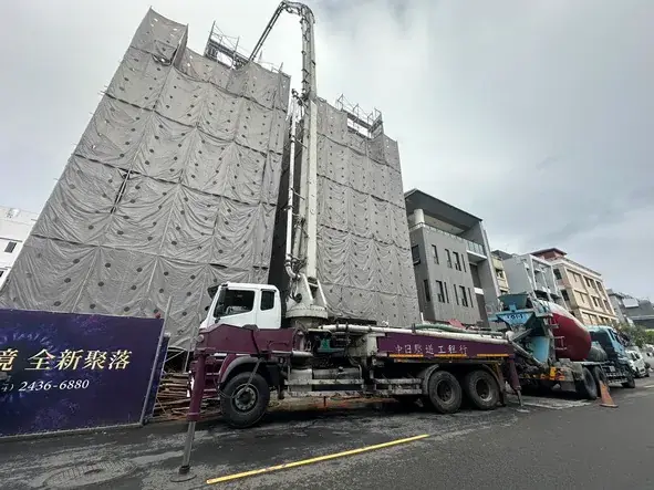 壓送車灌漿作業中