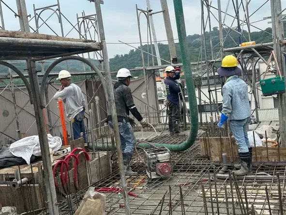 屋突1層頂版灌漿作業中